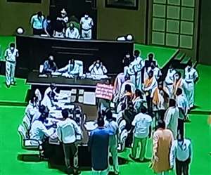 Jharkhand: विधानसभा में भाजपा विधायकों का हंगामा। जागरण