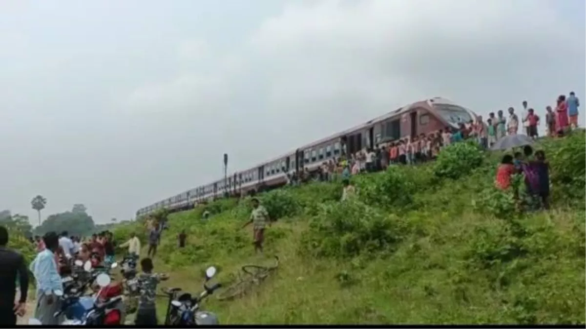 रायगंज के पास डेमू ट्रेन के इंजन में लगी आग, चलती ट्रेन से कूदने लगे यात्री, आधा दर्जन से अधिक घायल