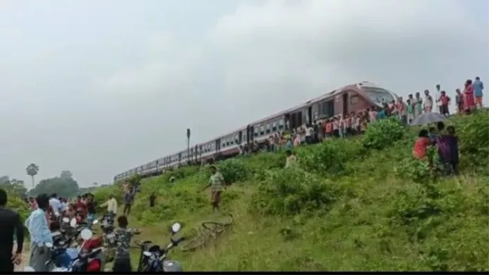 वाहिन इलाके में खड़ी डेमू के समीप जुटीं स्थानीय लोगों की भीड़। जागरण फोटो।