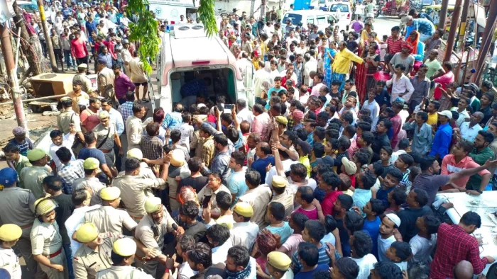 प्रयागराज में मकान का छज्जा ढहने से 4 लोगों की मौत हो गई है।