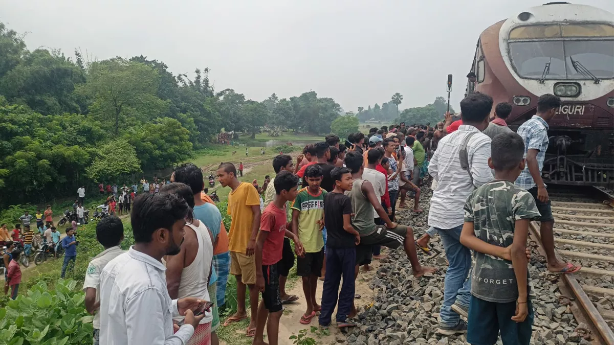 भारतीय रेल हादसा : कटिहार-राधिकापुर डीएमयू पैसेंजर ट्रेन में लगी आग, ग्रामीणों ने की इस तरह मदद