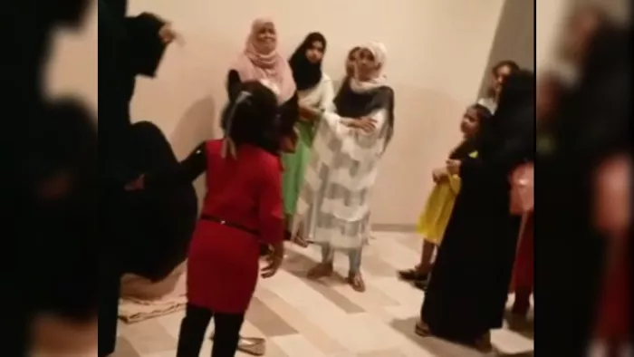 Namaz in Lulu Mall: सीसी फुटेज खंगाल रही पुलिस।