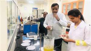 राष्ट्रीय शर्करा संस्थान की प्रयोगशाला में ज्वार की जांच करते निदेशक नरेन्द्र मोहन। स्रोत स्वयं
