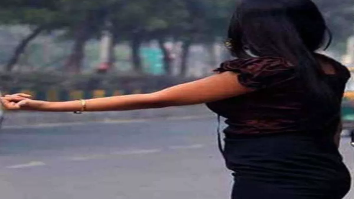 बिहारः सरकारी आफिस में अश्लील हरकत कर रहा था कर्मचारी, गेट खुलते ही भागी लड़की