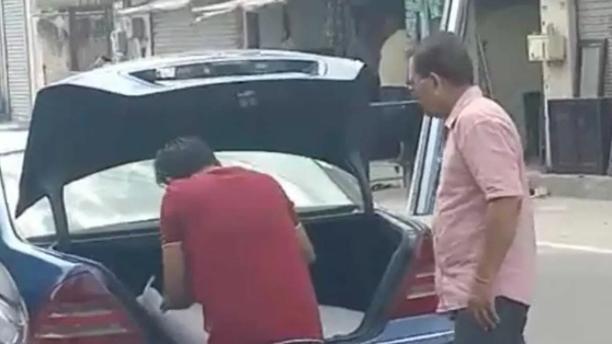 Video: पंजाब में मर्सिडीज वाला भी गरीब, खरीदता है 2 रु. किलो गेहूं, वीडियो वायरल हुई तो मंत्री ने दिए जांच के आदेश