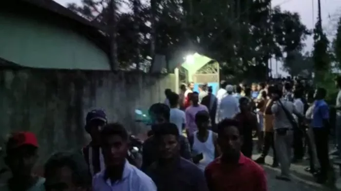 दुर्घटना के बाद मौके पर जुटीं ग्रामीणों की भीड़। जागरण फोटो।