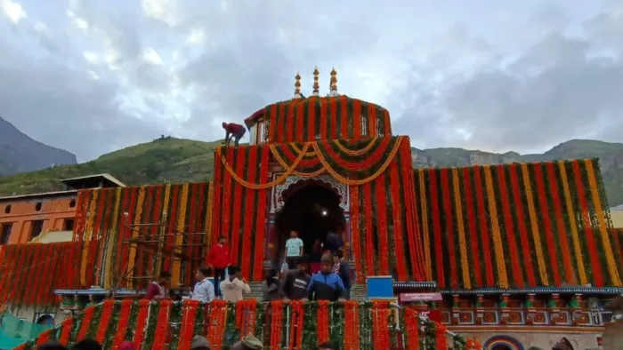 उत्तराखंड में श्री कृष्ण जन्माष्टमी की धूम, फूलों से सजा बदरीनाथ मंदिर