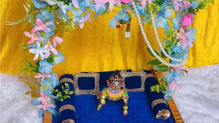Krishna Janmashtami 2023: इस तरह बनाएं बालगोपाल के लिए झूला