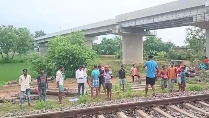 हादसे के बाद घटनास्थल पर जुटी लोगों की भीड़। जागरण