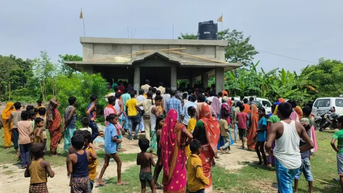 जलालगढ़ के धनगांवा गांव स्थित काली मंदिर में जमा ग्रामीणों की भीड़ व मौजूद पुलिस। जागरण