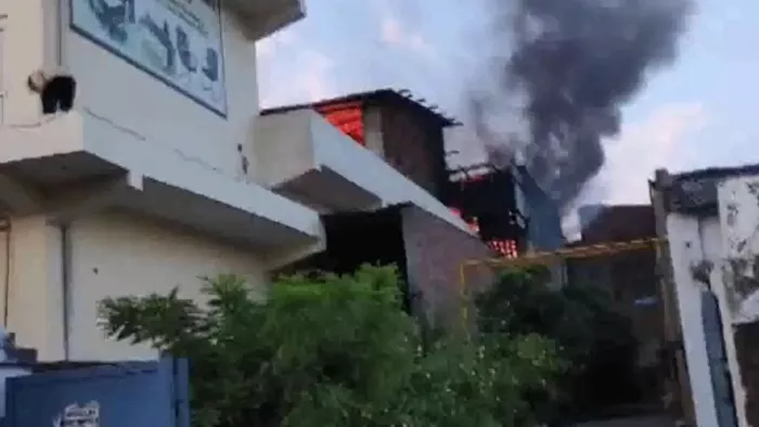 Ghaziabad Fire: गाजियाबाद के कवि नगर औद्योगिक क्षेत्र में फैक्ट्री में लगी भीषण आग