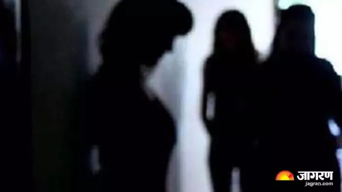 मौके से तीन युवतियां भी पकड़ी गई हैं। फोटो- जागरण