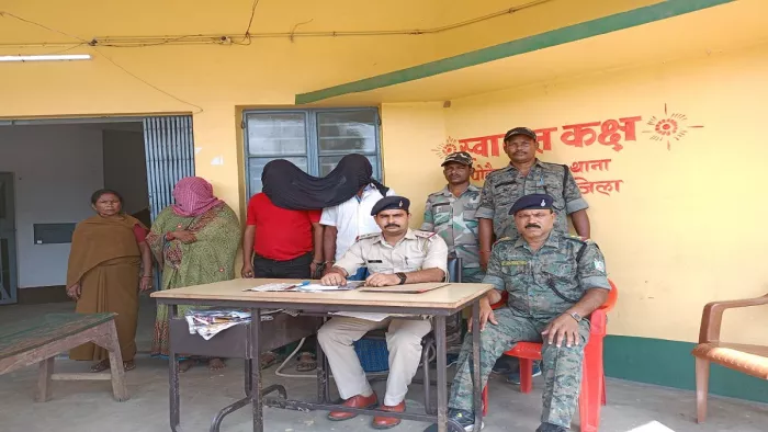 पुलिस गिरफ्त में तीनों अरोपित व जानकारी देते थाना प्रभारी ताराचंद l जागरण
