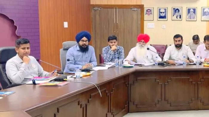 डीसी डा. हिमांशु अग्रवाल ने फसल अवशेष के निस्तारण को लेकर अधिकारियों के साथ की बैठक