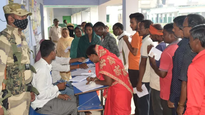 चंद्रपुरा प्रखंड के उच्च विद्यालय तारा नारी में बने बूथ पर मतदान के लिए पंक्ति में खड़े लोग। जागरण