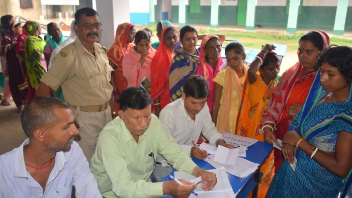 चंद्रपुरा प्रखंड के उच्च विद्यालय तारा नारी में बने बूथ पर मतदान के लिए पंक्ति में खड़े लोग। जागरण
