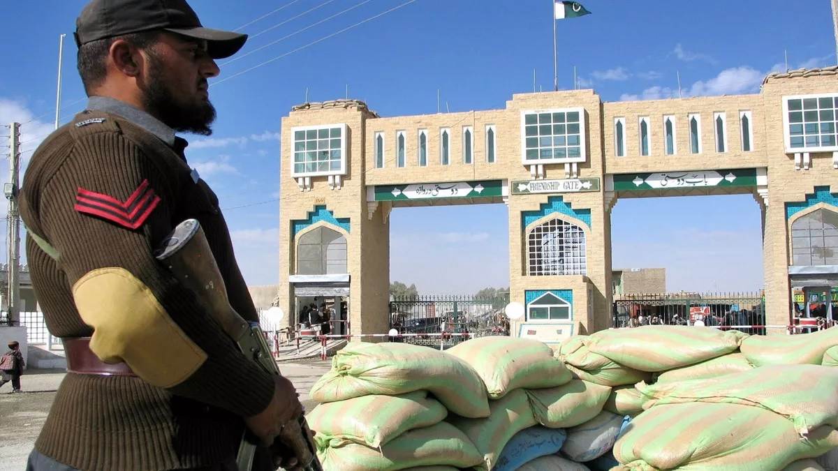 pakistan afghanistan border clash taliban and pakistani army firing on border torkham border seal