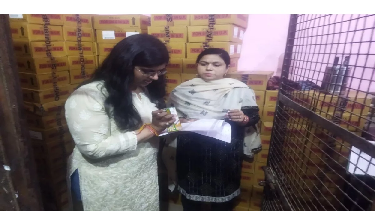 Bulandshahr: शराब की दुकानों पर मिलावटी व अवैध शराब की तलाश, एसडीएम के साथ आबकारी निरीक्षक कर रहे छापेमारी