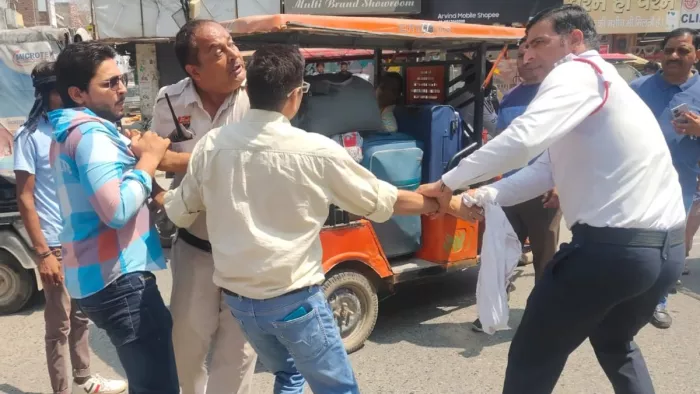Sonipat News: चालान काटने पर पुलिस से भिड़े बाप-बेटे, सड़क पर चला हाईवोल्टेज ड्रामा