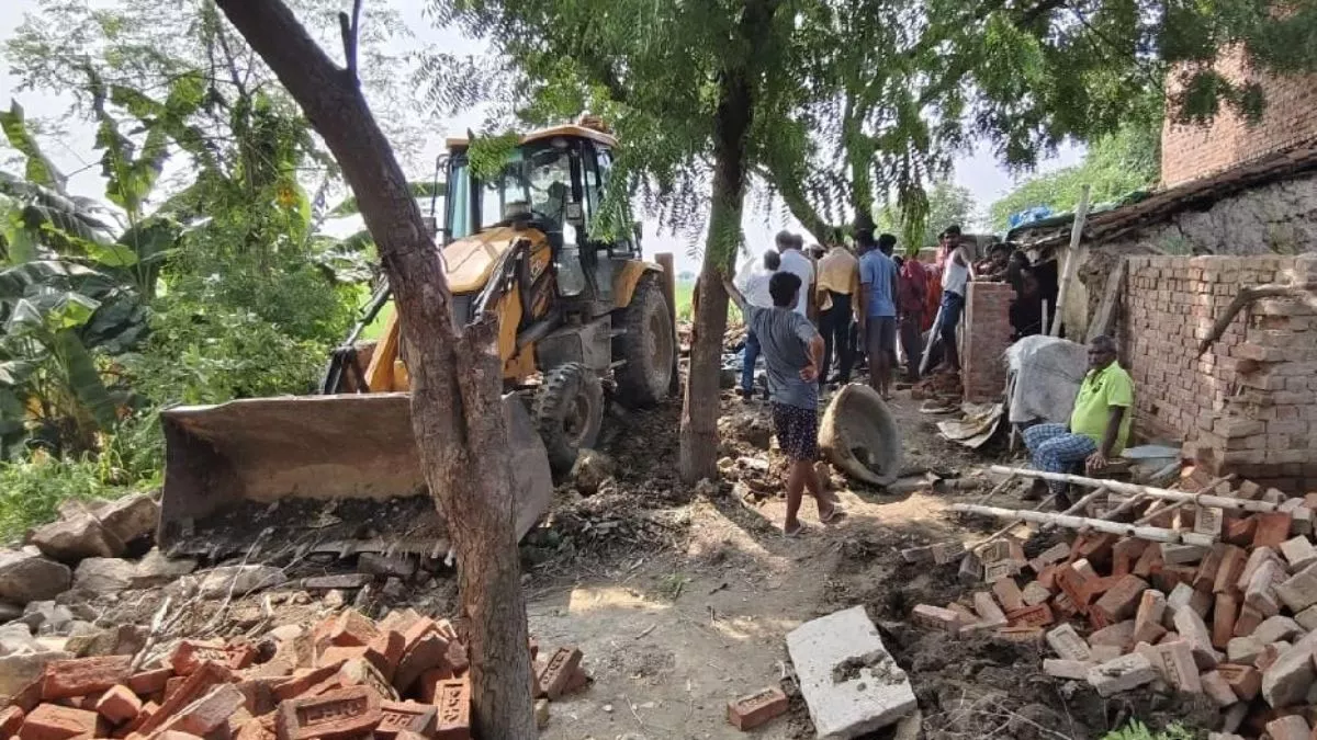 यूपी के रामपुर में गरजा प्रशासन का बुलडोजर, 25 साल पुराने अतिक्रमण को मिट्टी में मिलाया; कब्जाधारियों में मची खलबली