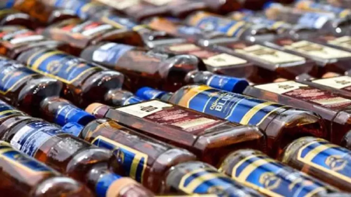 Liquor Smuggling: तस्कर ने अपने घरों में छिपा रखी थी 500 पेटी से ज्यादा शराब, हाइवा से होती थी सप्लाई