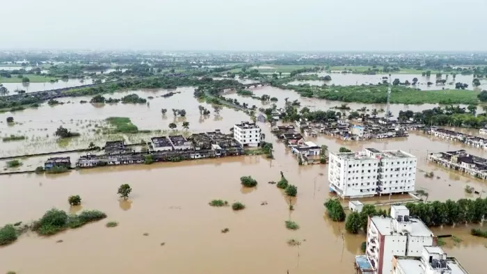 गुजरात के सूरत में बाढ़ का दृश्य। (फोटो- एएनआई)