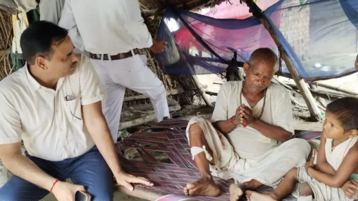 लोधनपुरवा गांव में भेड़िए के हमले में घायल कृपाराम से जानकारी लेते एसडीएम अखिलेश कुमार सिंह।- जागरण