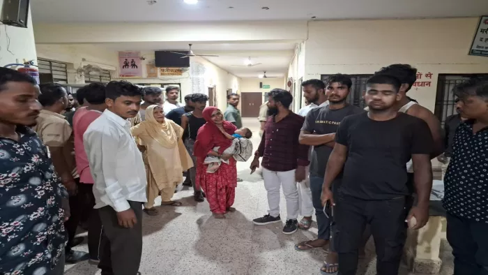 सामुदायिक स्वास्थ्य केंद्र शोहरतगढ़ में सोनू का शव देखकर विलाप करती बहन सुबिना बीच में।-जागरण