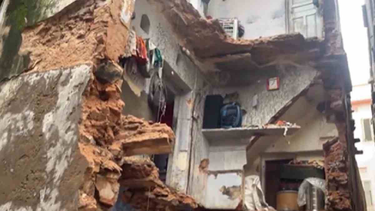 https://www.jagranimages.com/images/newimg/06092025/06_09_2025-4_storey_mansion_collapses_24037488.jpg