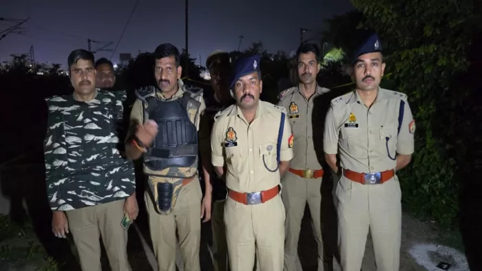 लाकअप से भागा 25 हजार का इनामी बदमाश पुलिस मुठभेड़ में जख्मी।