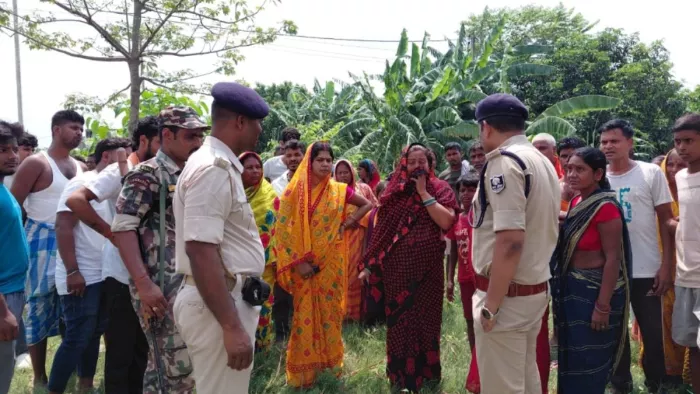घटनास्थल पर लगी लोगों की भीड़। (फोटो जागरण)