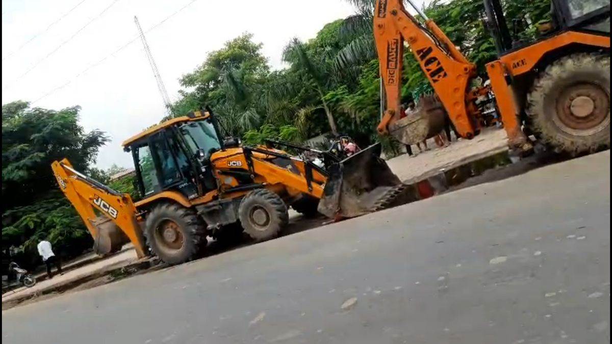 https://www.jagranimages.com/images/newimg/06092025/06_09_2025-bulldozer_24037685.jpg