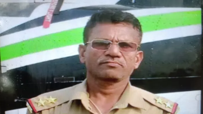 मीरजापुर के चील्ह थाने में तैनात दारोगा ने किराए के कमरे में पंखे से लगाई फांसी।