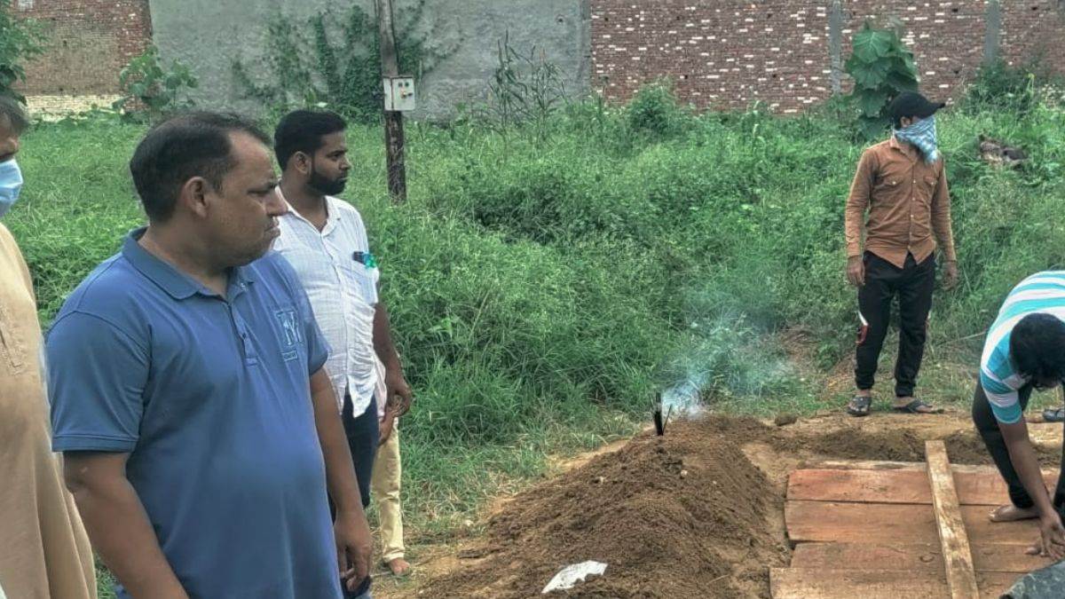 https://www.jagranimages.com/images/newimg/06092025/06_09_2025-dead_body_removed_from_the_grave_24037647.jpg