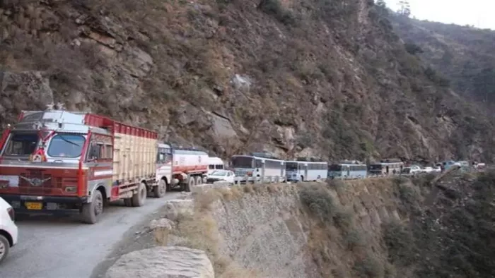 किश्तवाड़-सिंथन-अनंतनाग राष्ट्रीय राजमार्ग-244 पर भी यातायात प्रतिबंधित है।फाइल फोटो।