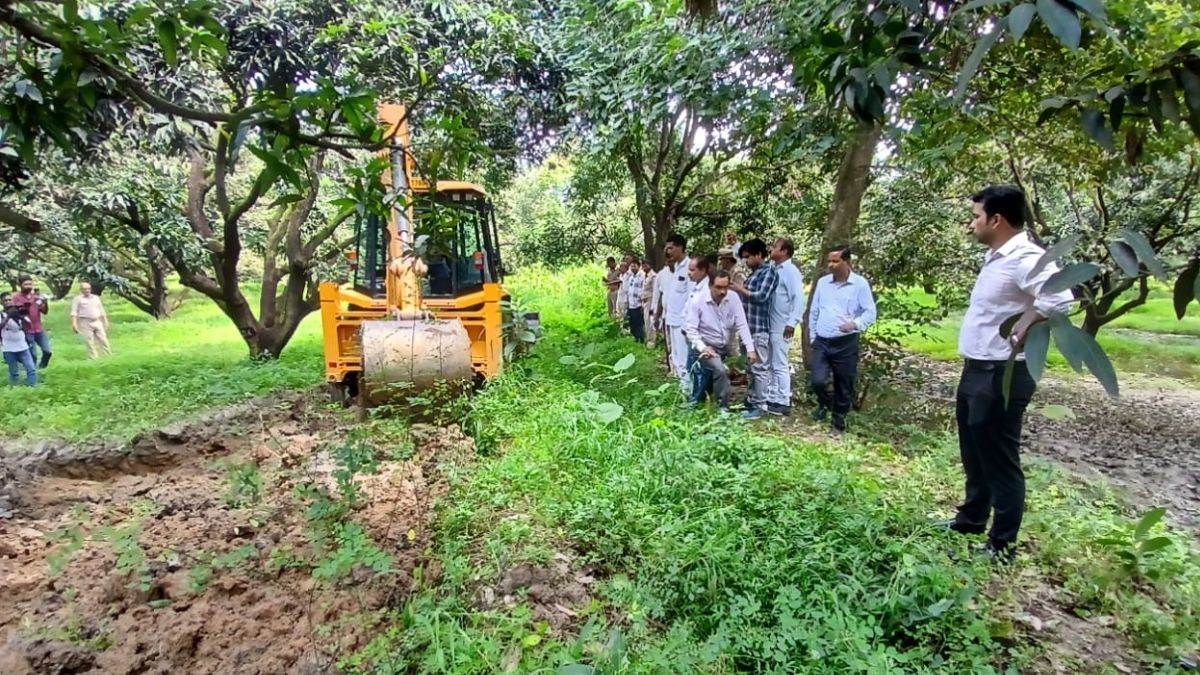 https://www.jagranimages.com/images/newimg/06092025/06_09_2025-kabja_jcb_24037626.jpg