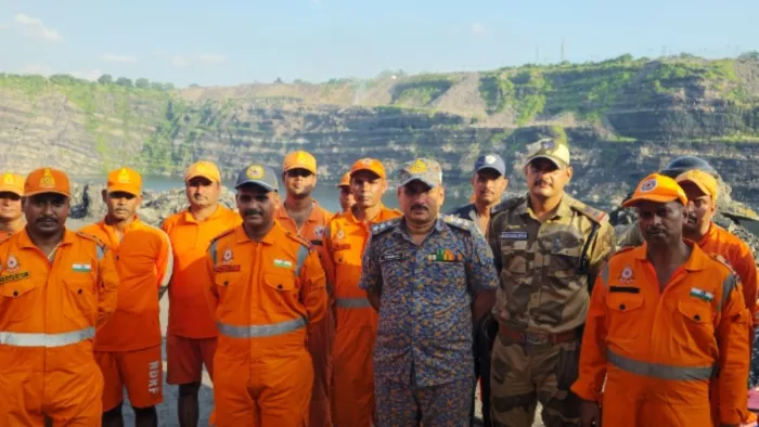 एनडीआरएफ की टीम ने संभाली ऑपरेशन की कमान। (जागरण)