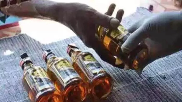 अचार की आड़ में बुक कराई थी शराब की बोतलें।