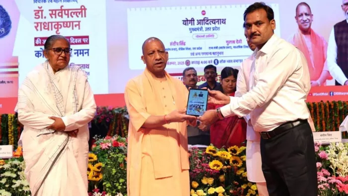 महोबा के दो शिक्षकों काे सीएम योगी ने किया सम्मानित। जागरण फोटो
