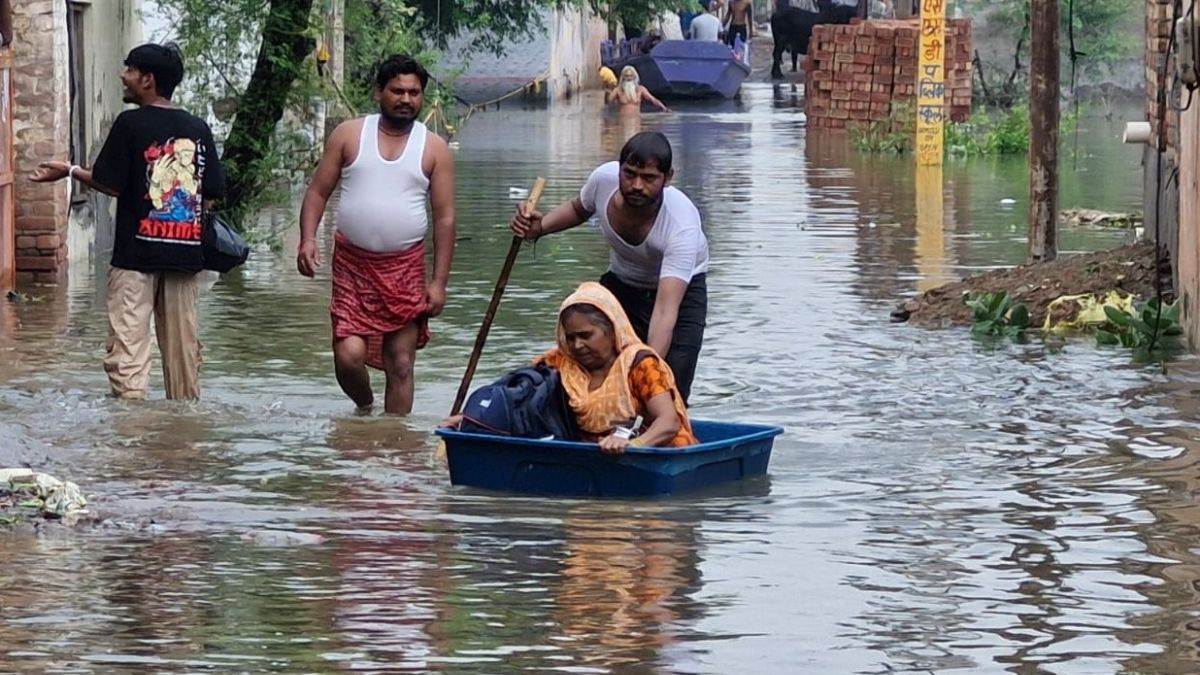 https://www.jagranimages.com/images/newimg/06092025/06_09_2025-mathura_flood_boat_woman_24037367.jpg