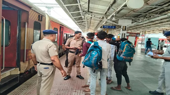 Human Trafficking Case प्रयागराज जंक्शन पर सीमांचल एक्सप्रेस में छापेमारी के दौरान जीआरपी-आरपीएफ के अधिकारी। जागरण आर्काइव