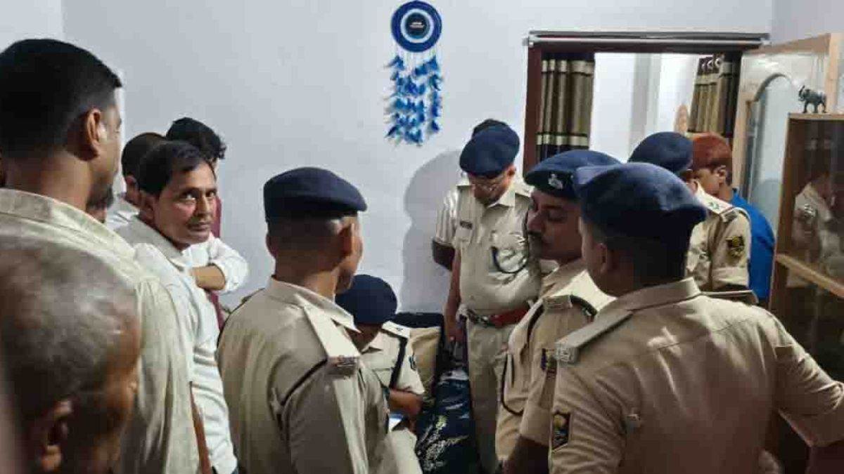 https://www.jagranimages.com/images/newimg/06092025/06_09_2025-petrol_pump_owner_son_suicide_24037658.jpg