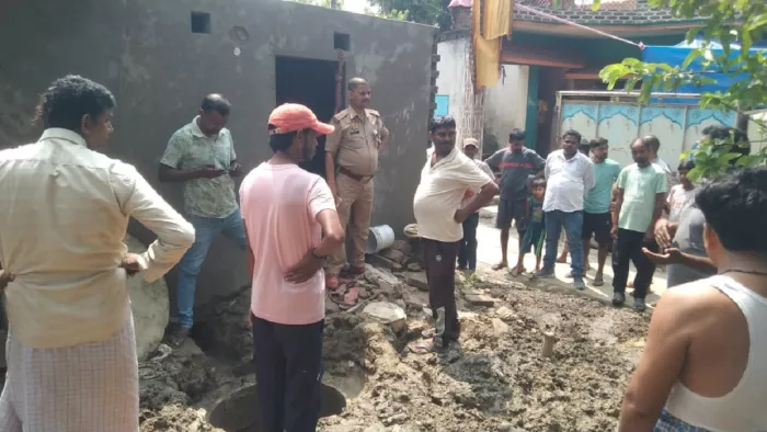 प्रयागराज के सैदाबाद गांव में सेफ्टी टैंक की जहरीली गैस की जद में आने से चाचा-भतीजा की मौत हो गई।