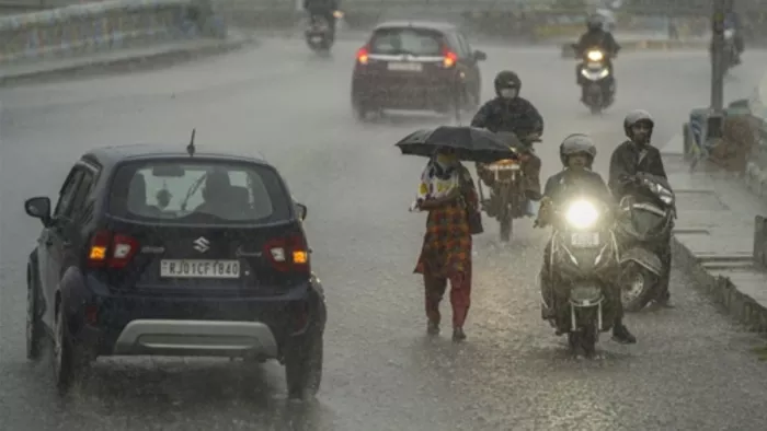 जयपुर में बारिश के बाद एक जर्जर मकान का हिस्सा गिर गया (फोटो: पीटीआई)