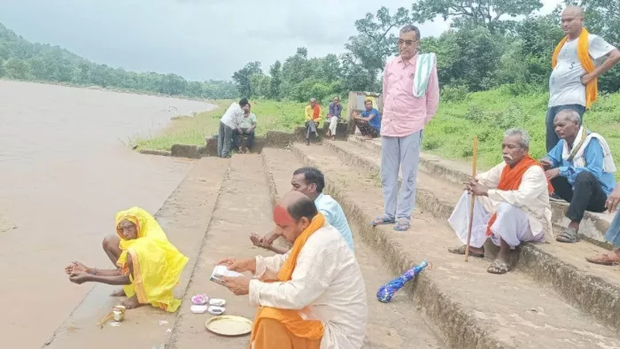 तर्पण करने वाले पुत्र के पूर्वज अति प्रसन्न होते हैं ।
