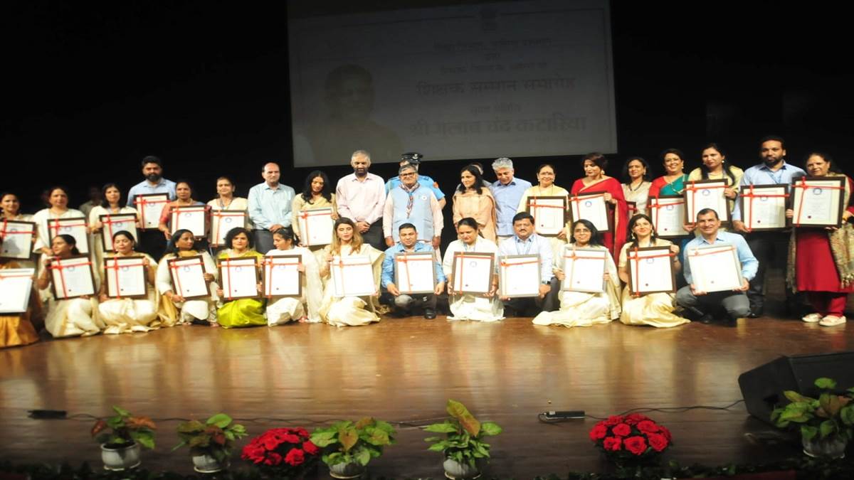 https://www.jagranimages.com/images/newimg/06092025/06_09_2025-teachers1_24037506.jpg