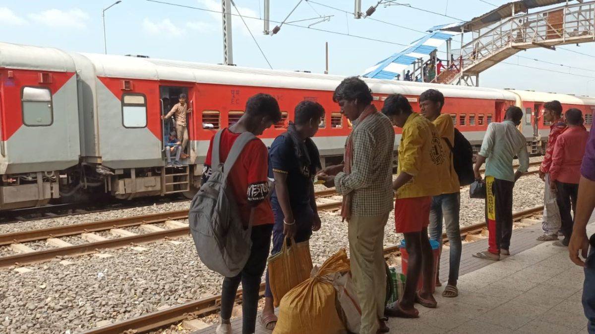 https://www.jagranimages.com/images/newimg/06092025/06_09_2025-train_cancelled_1_24037848.jpg