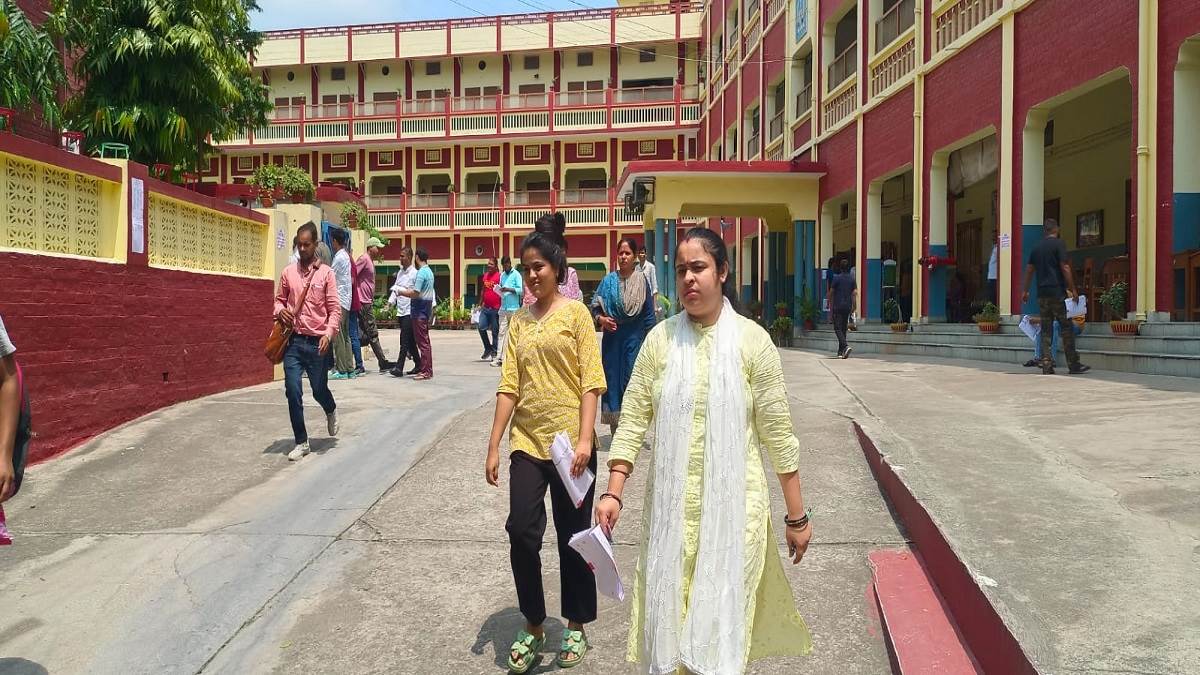 https://www.jagranimages.com/images/newimg/06092025/06_09_2025-upsssc_pet_prayagraj_24037531.jpg