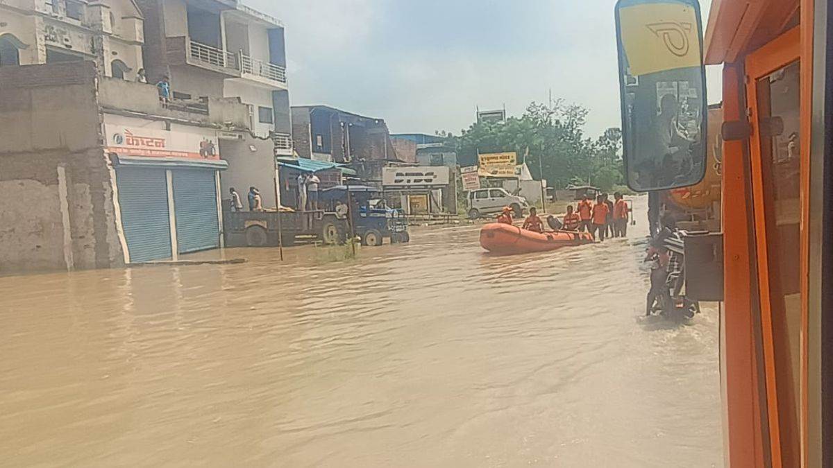 https://www.jagranimages.com/images/newimg/06092025/06_09_2025-water_on_road_shahjahanpur_24037520.jpg