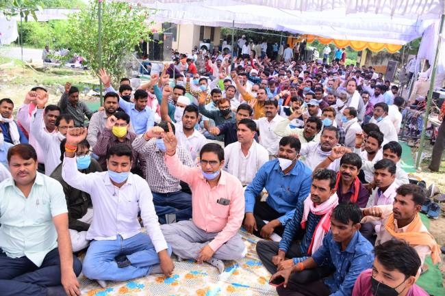 from strike of power employees normal life disturbed - Uttar Pradesh Barabanki Business Finance News
